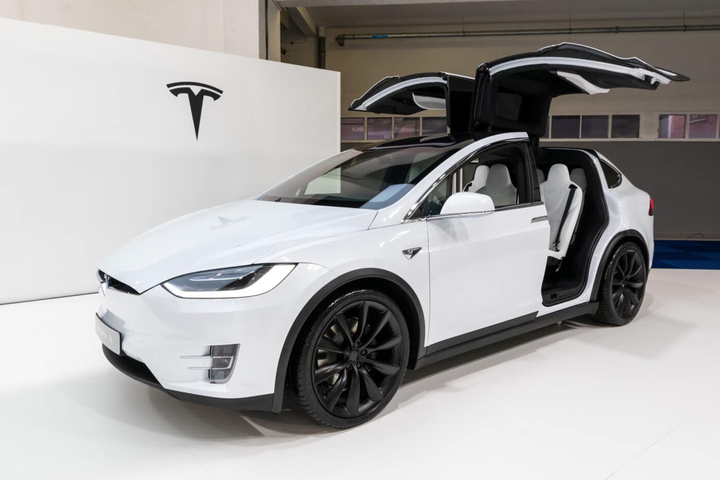 Tesla Model X neliveto sähkömaasturi